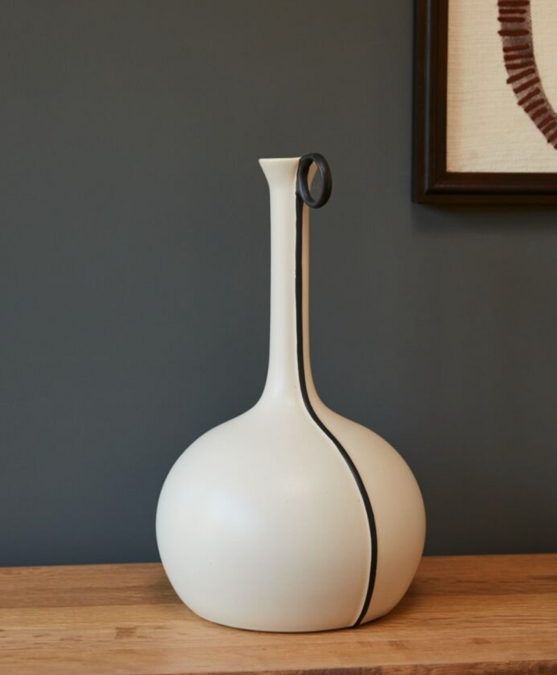 Anita Vase Short