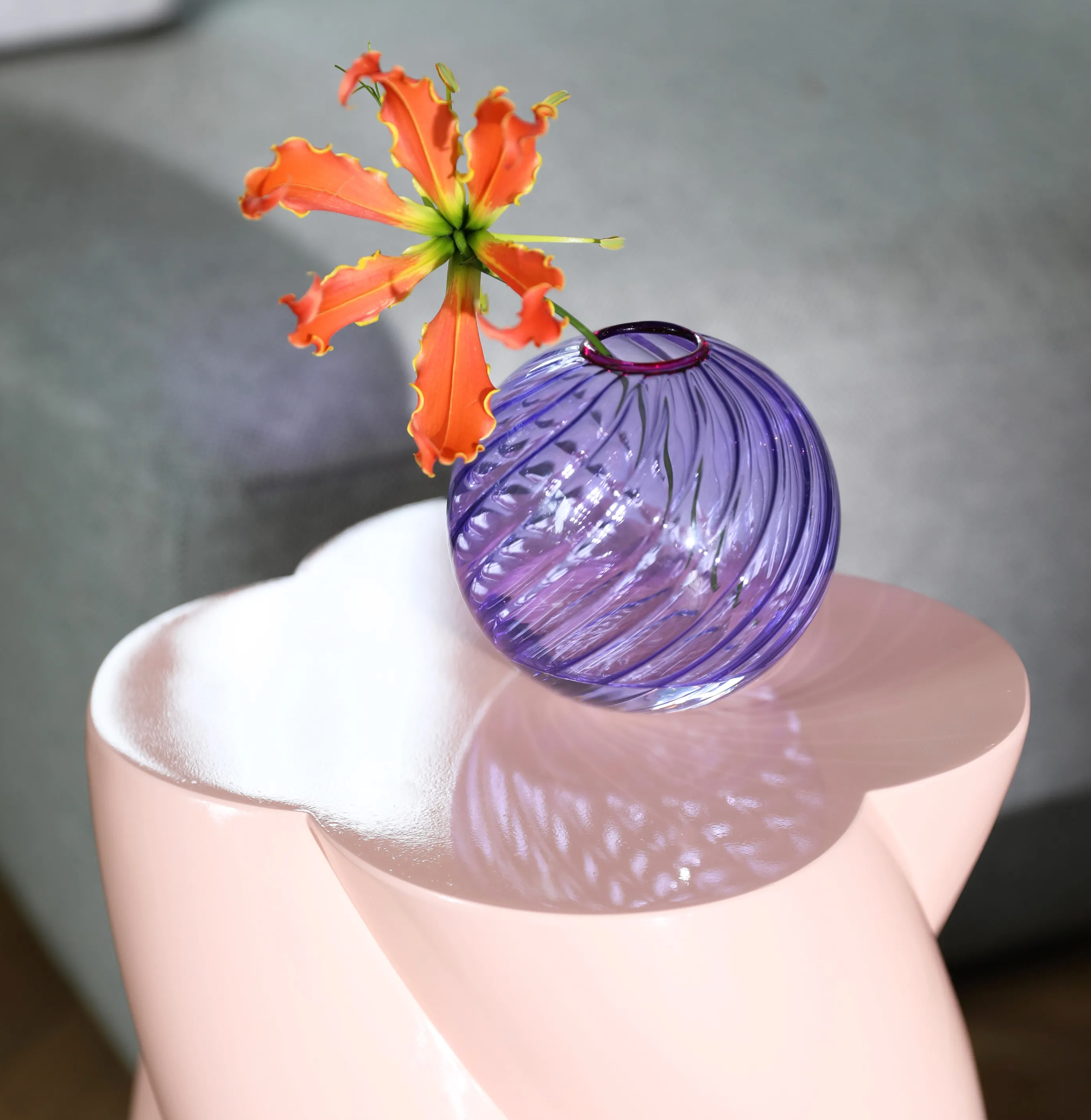 Vase spiral purple