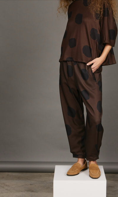 Comfy Jogger Mocha Black Dots