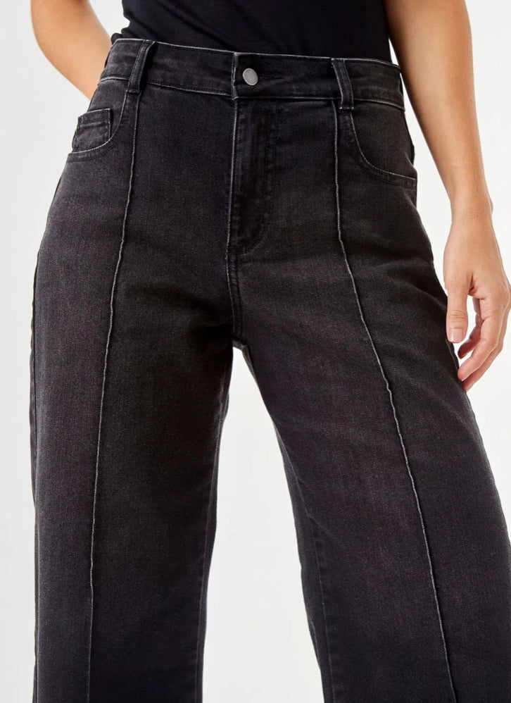 Relief Detail Cropped Pants